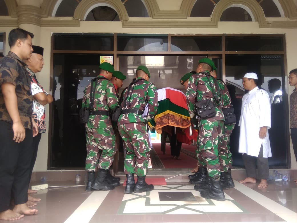 Babinsa Koramil 410-06/KDT Ikuti Upacara Pemakaman Peltu Achwan