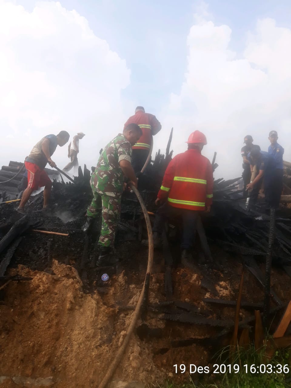 Babinsa Korpri Jaya Bantu Pemadam Kebakaran