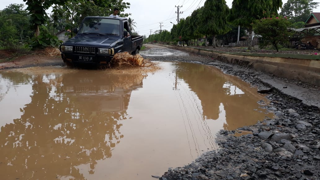 Parah, Jalan Alternatif Kotabumi Selatan Seperti Kubangan Kerbau