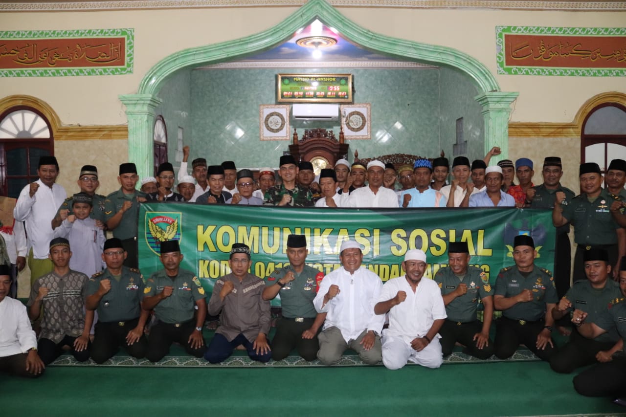 Dalam Rangka Komsos, Dandim 0410/KBL dan Jajaran Gelar Salat Berjamaah