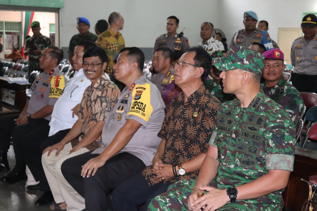 Bersama Gubernur Lampung, Dandim 0420/KBL Pantau Pelaksanaan Misa Natal