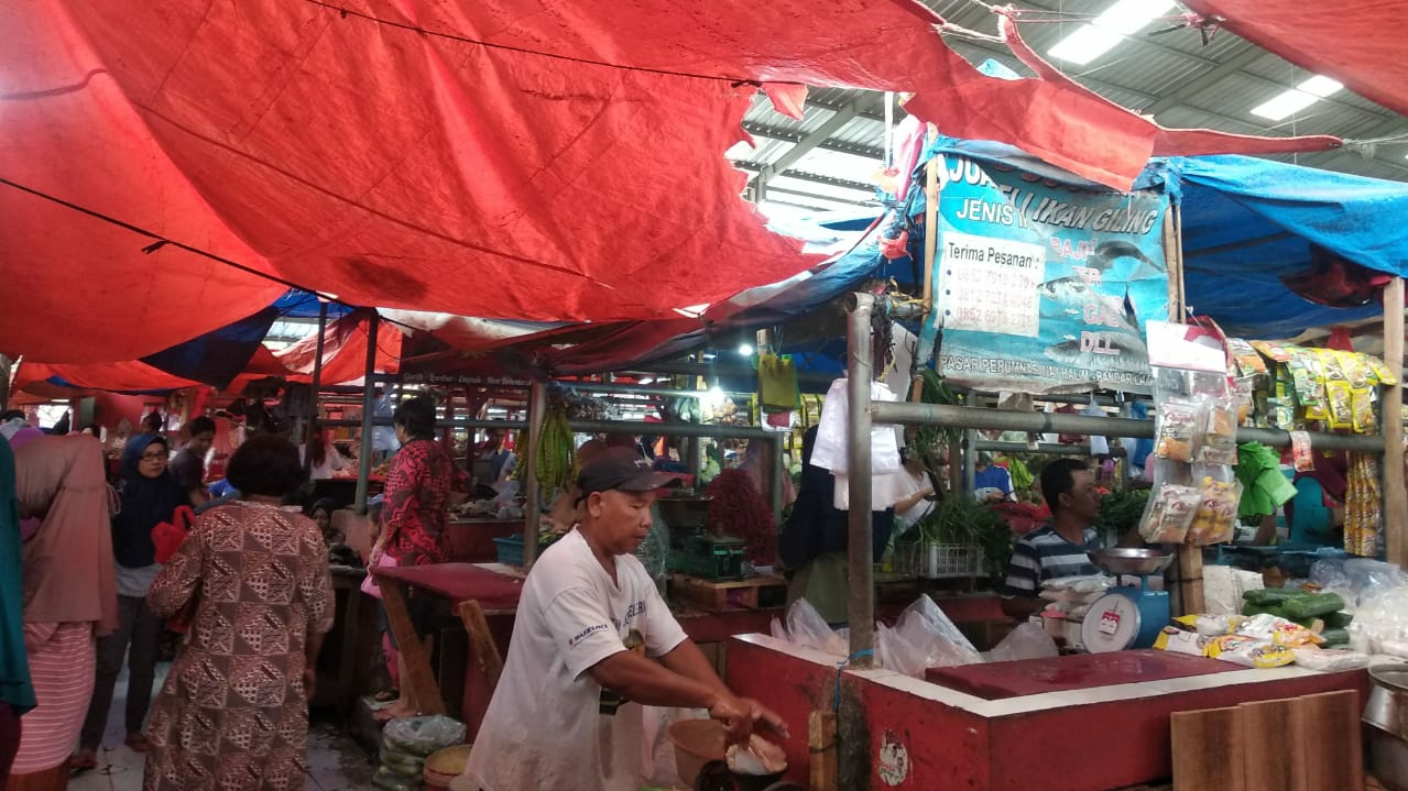 Hujan Lebat, Pedagang Pasar Perumnas Wayhalim Pasang Terpal