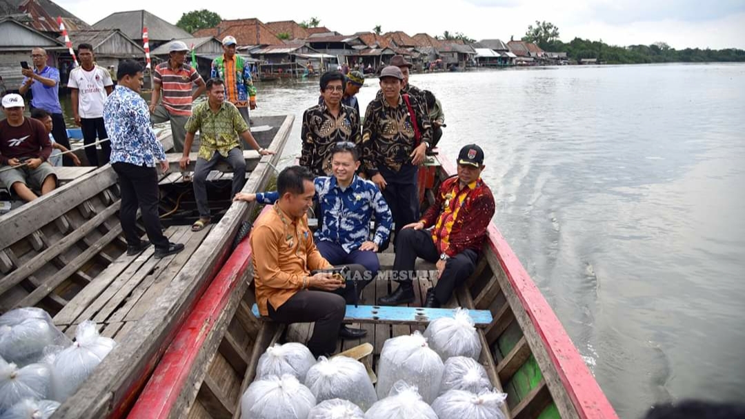 Jaga Keseimbangan Alam, Pemkab Mesuji Tebar 240.000 Benih Ikan