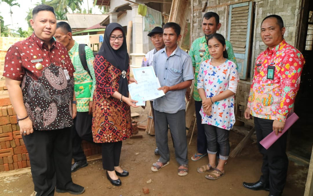 Bunda Dewi Serahkan Dokumen Adminduk untuk Korban Banjir