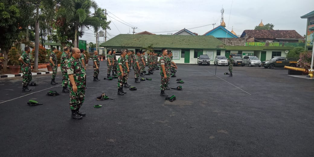 Anggota Kodim 0410/KBL dan Kompi Senapan B Yonif 143/TWEJ Olahraga Bersama