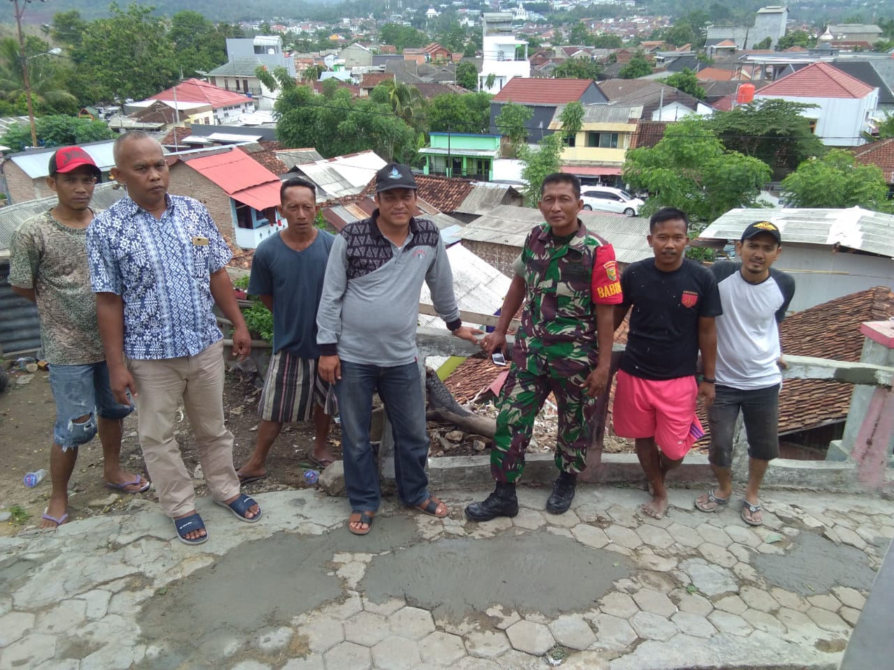 Babinsa Perwata Bersama Warga Perbaiki Jalan Akibat Longsor