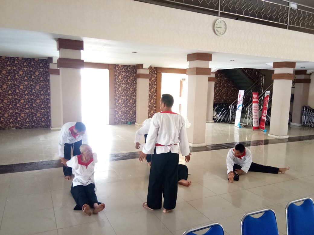 Anggota 410-05/TKP dan Pegawai LPMP Latihan Bela Diri