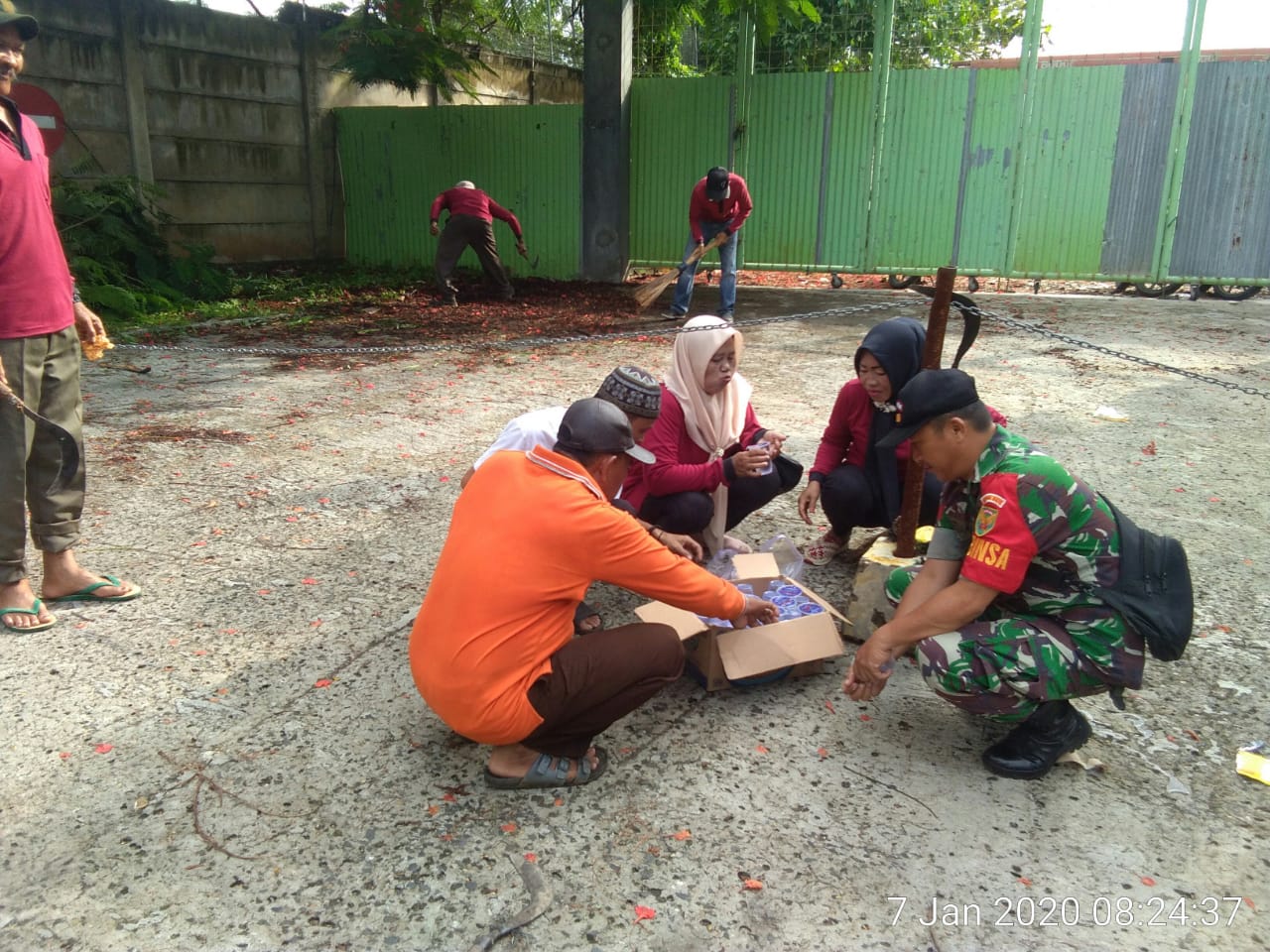 Babinsa Garuntang Gotong Royong Bersama Masyarakat