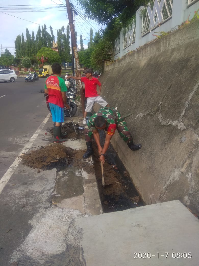 Babinsa Gunung Mas Gotong Royong Bersama Warga