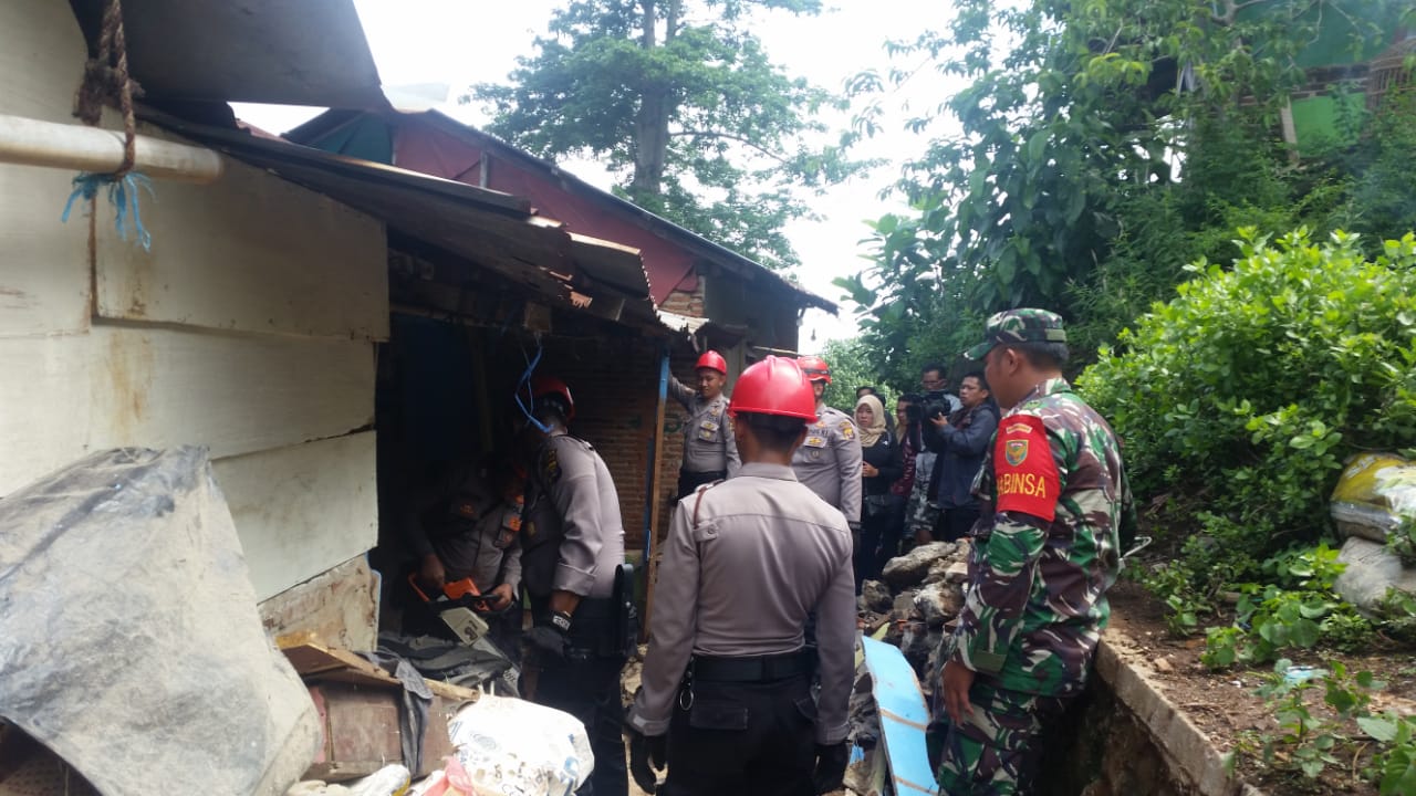 Babinsa Kaliawi Bantu Bersihkan Puing Longsor