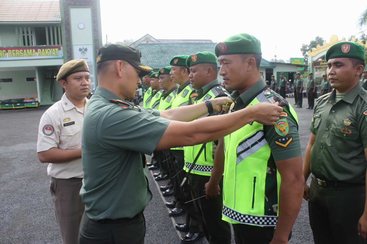 Dandim 0410/KBL Serakan Rompi ke Para Babinsa