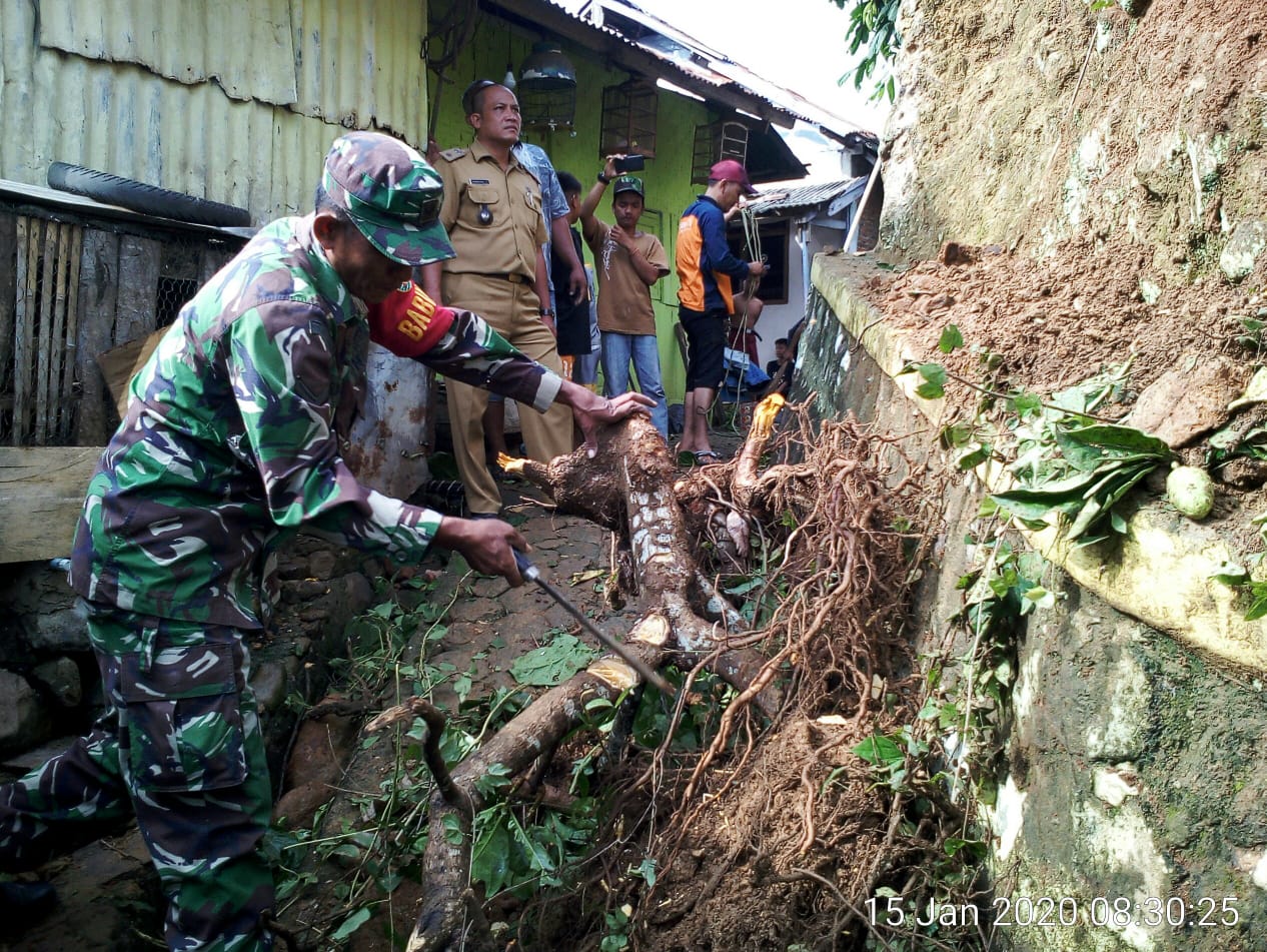 Babinsa Perwata Bantu Warga Bersihkan Sisa Longsor