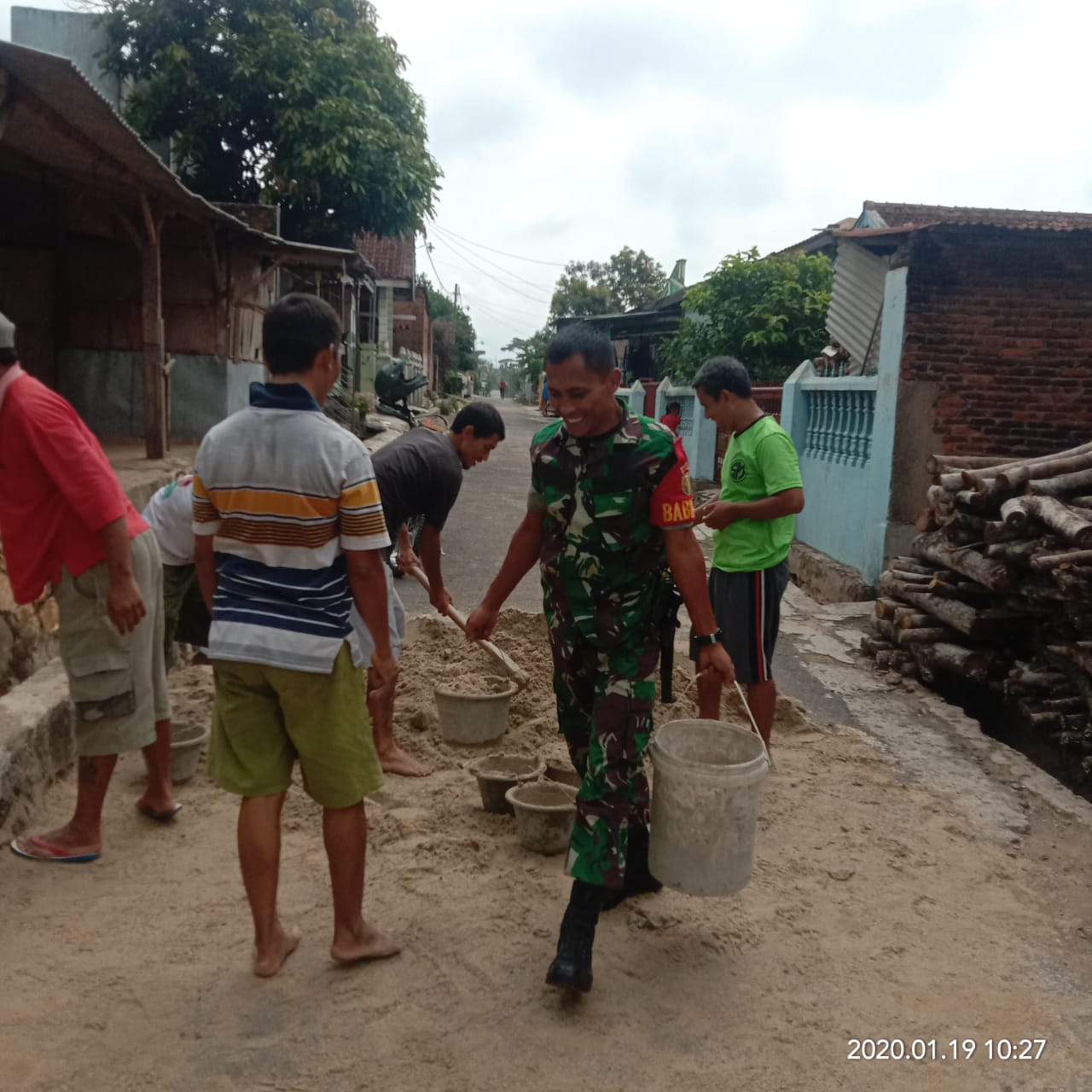 Babinsa Gunung Sulah Laksanakan Gotong Royong Bersama Warga