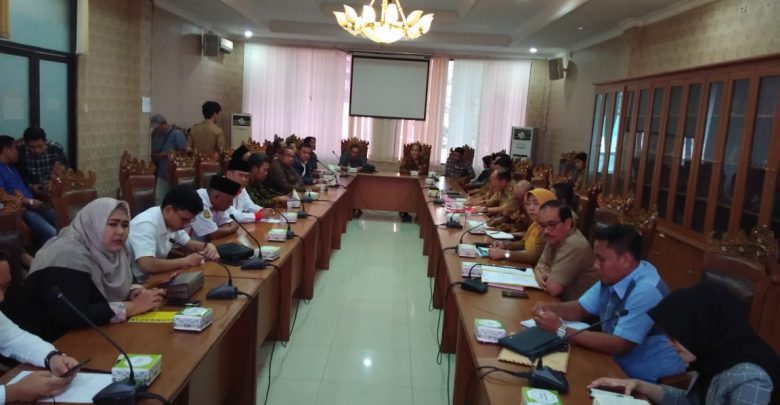 Hearing Lintas Komisi Tepis Dugaan Proyek Fiktif Dakel 2019 Kelurahan Kelapa Tiga