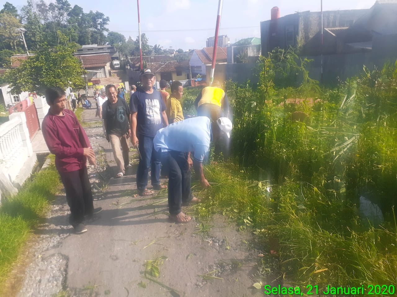 Babinsa Sidodadi Laksanakan Gotong Royong