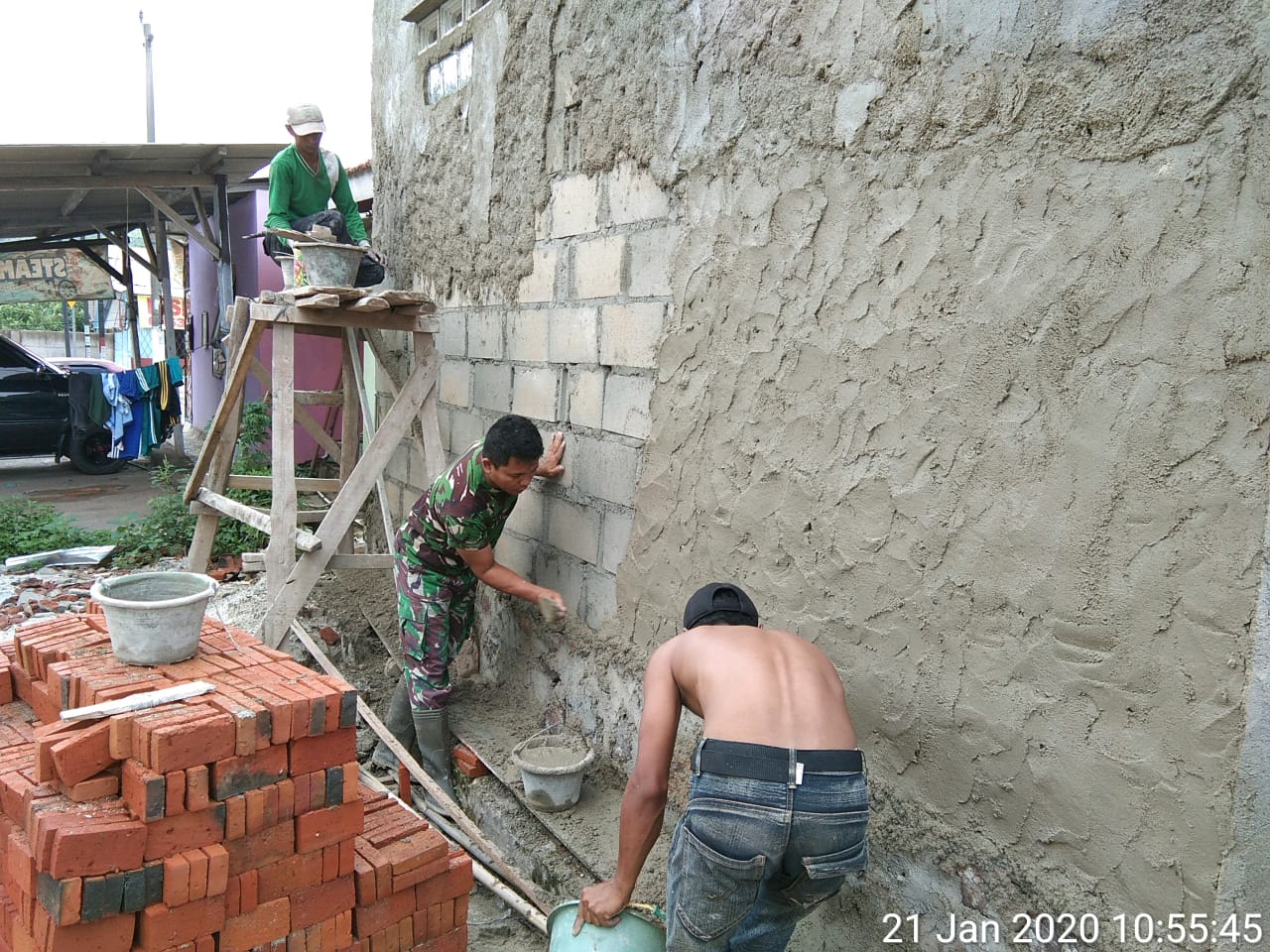 Babinsa Campang Raya Galakkan Gotong Royong