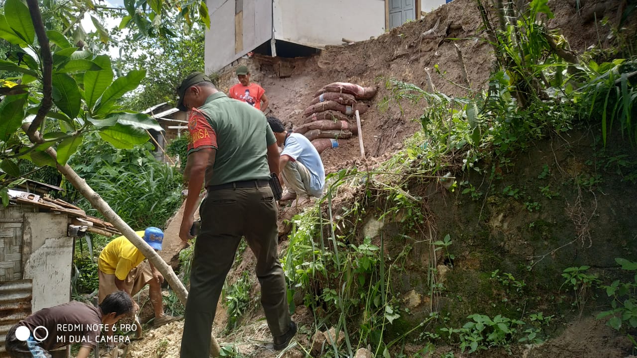 Babinsa Kelapa Tiga Bantu Bersihkan Sisa Longsor