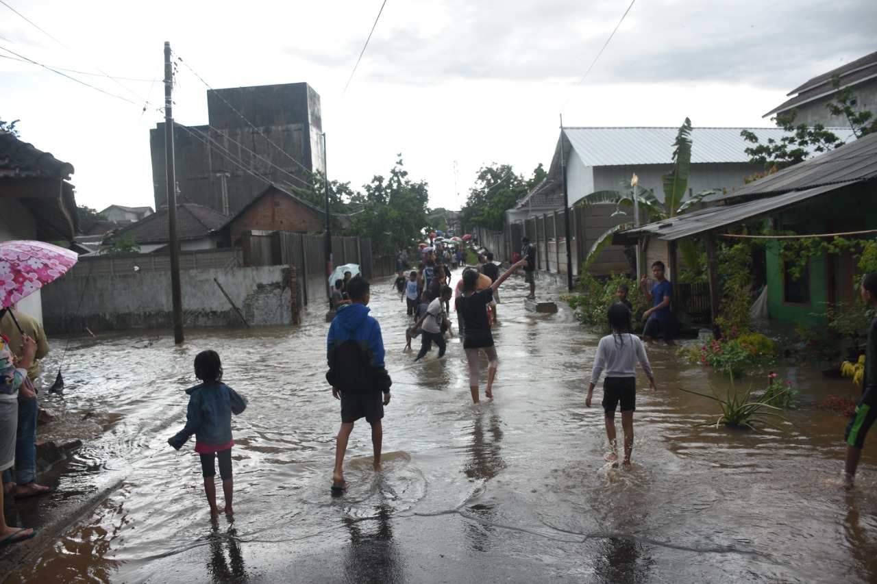 Metro Timur Terendam Banjir, Pagar SMA Roboh