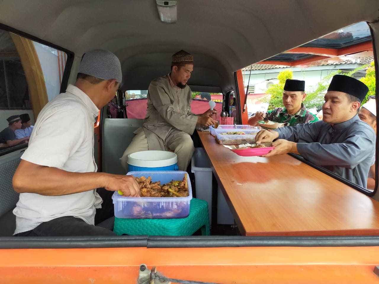 Selesai Jumatan, Jajaran Kodim 0410/KBL Bagi-bagi Makan Siang