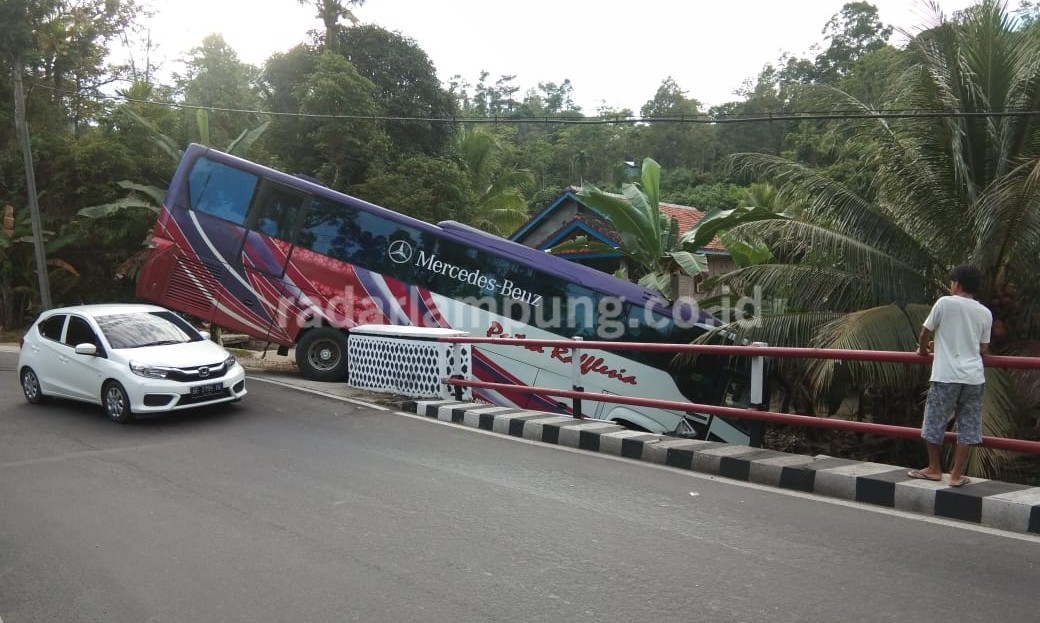 Dramatis, Badan Bus Rombongan Santri Asal Bengkulu Sudah Menggantung