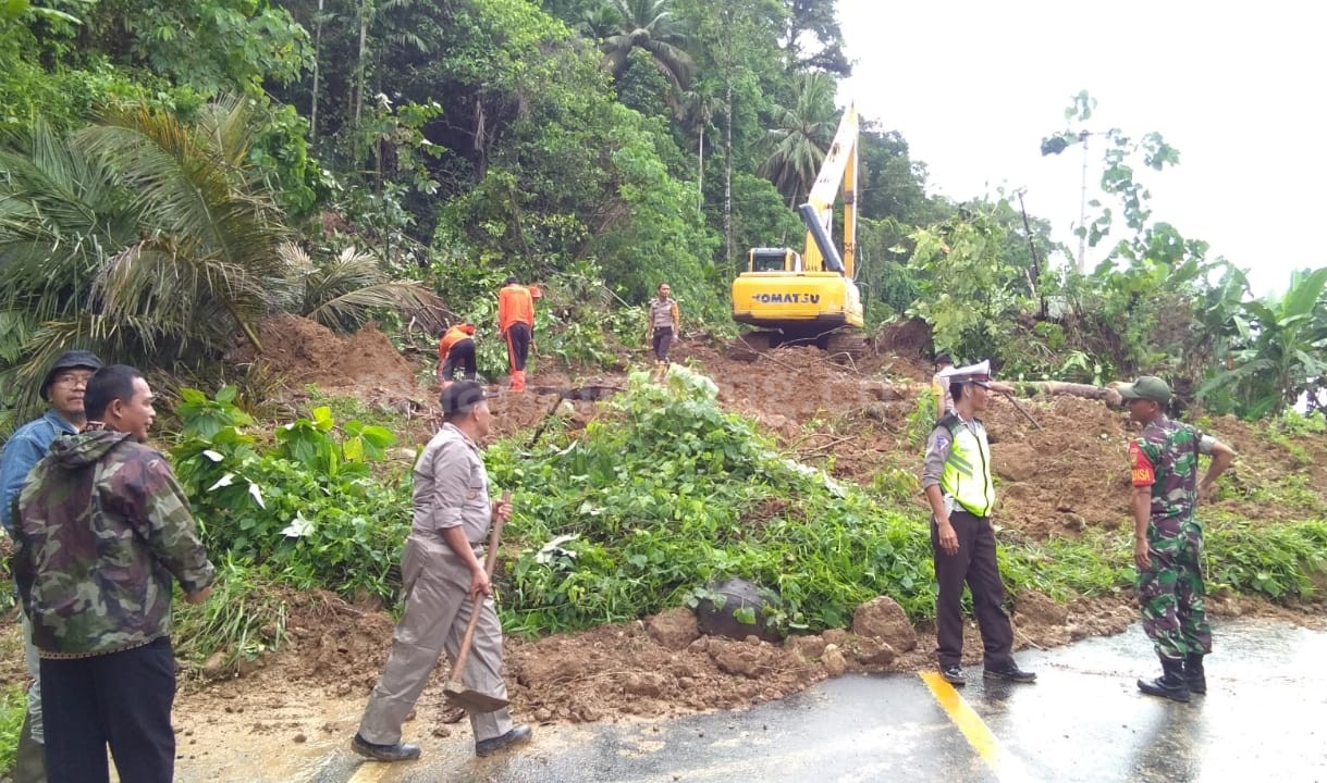 Alat Berat Rusak, Manual Bersihkan Material Longsor