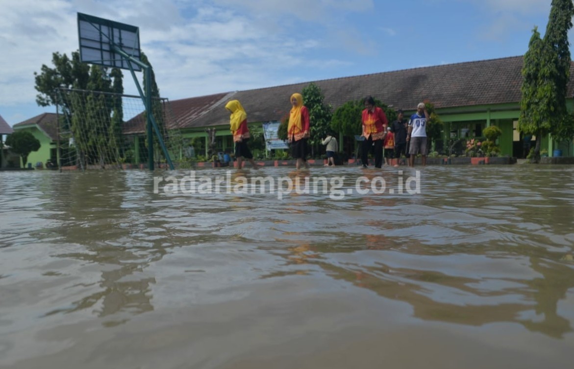 Banjir Parah, Siswa SMPN 24 Bandar Lampung Dipulangkan