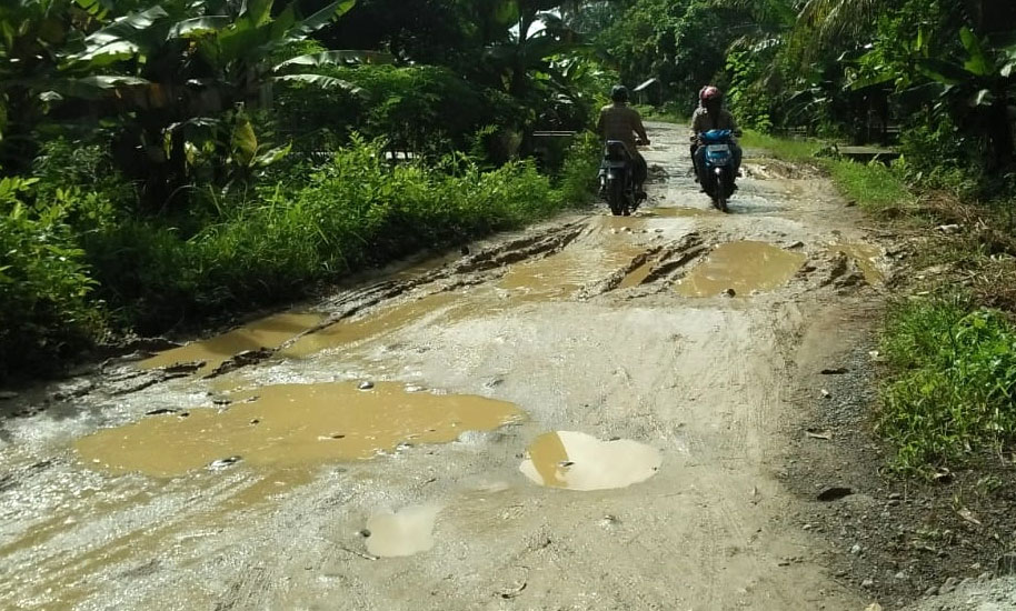 Tiga Kali Ganti Bupati, Jalan Pekon Garut Tetap Berlumpur