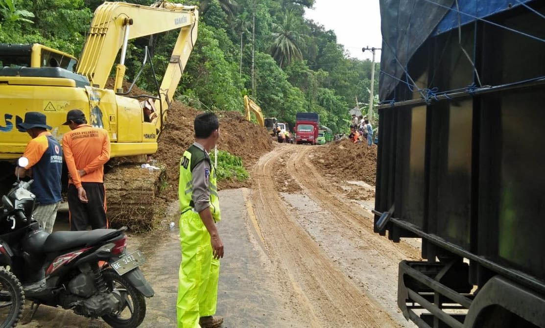 Menunggu 15 Jam, Jalinbar Pesisir Utara Mulai Terbuka