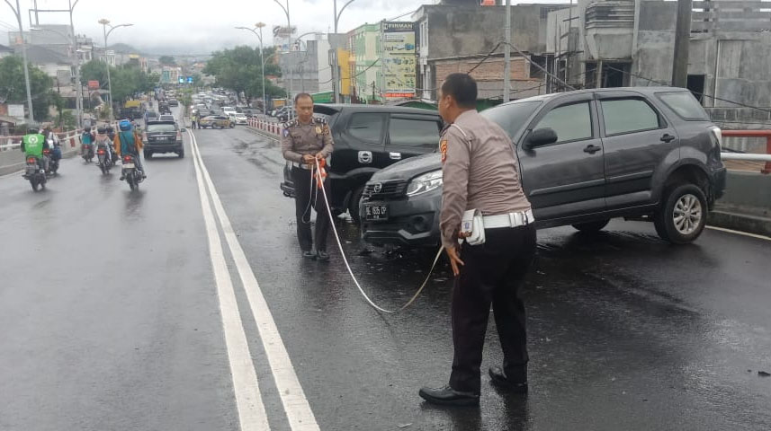 Salah Perhitungan, Mobil Tabrakan di Flyover