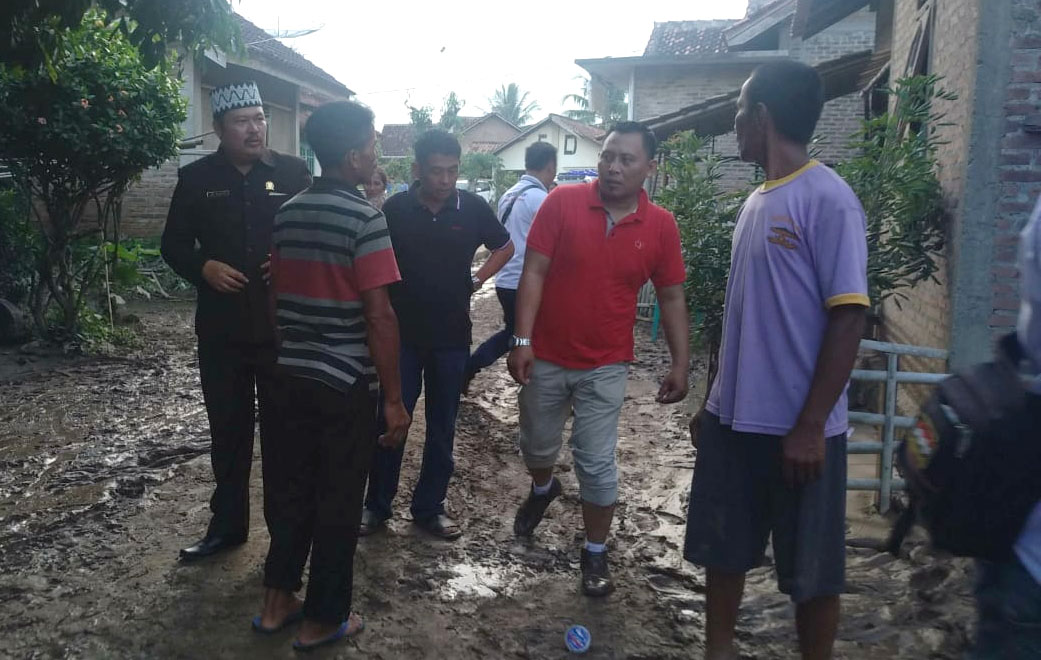Kunjungi Korban Banjir, Nasir Sebar Nasi Bungkus