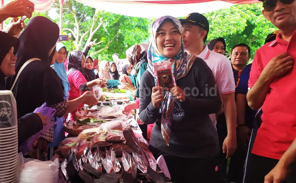 Nunik Borong Kopi Pesanan Menteri