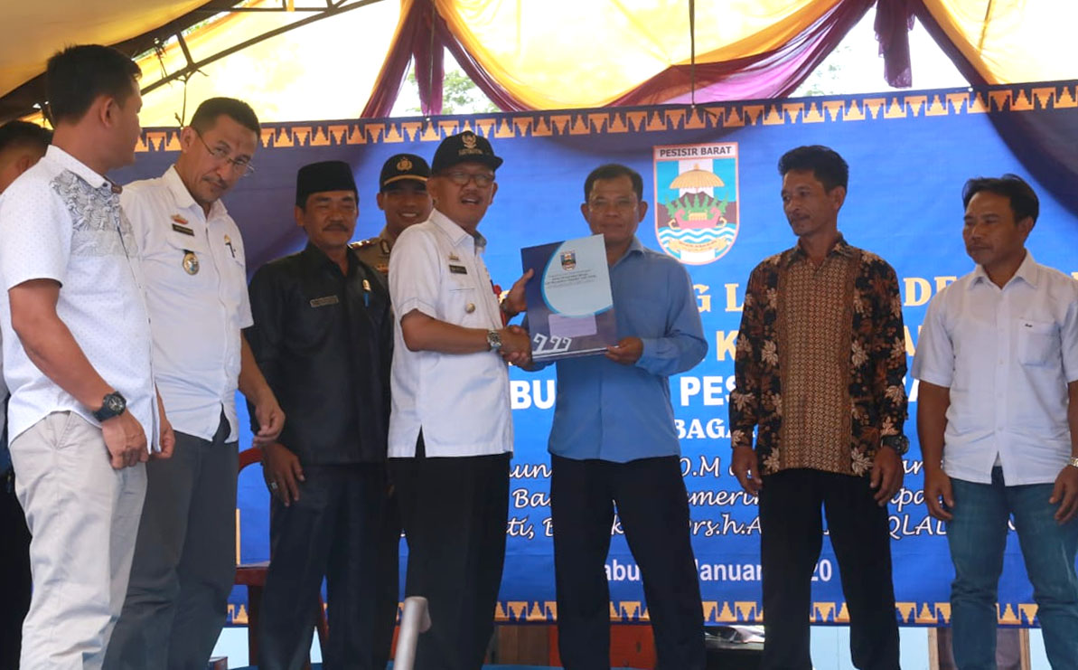 Launching Listrik Desa, Pekon di Pesbar Terang