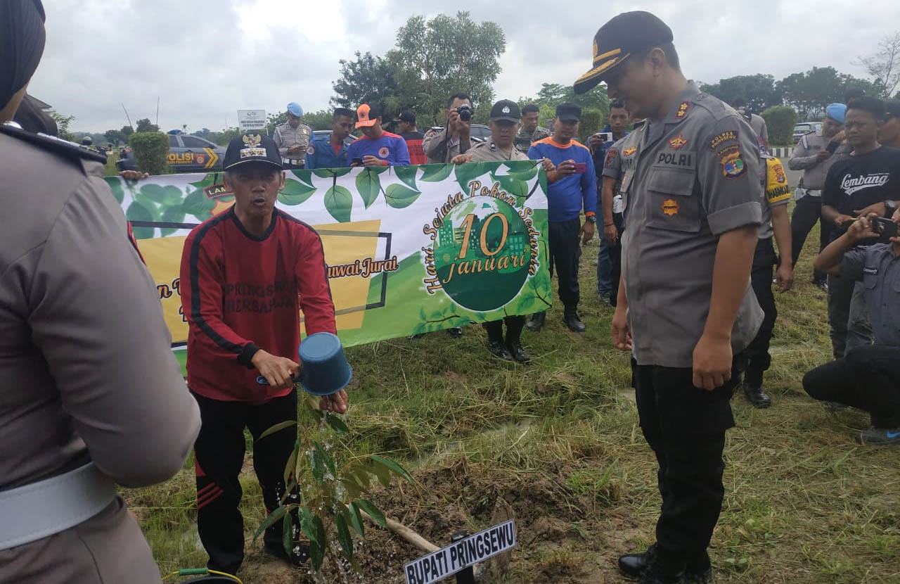 Tanam Ribuan Pohon, Semoga Cegah Banjir dan Longsor