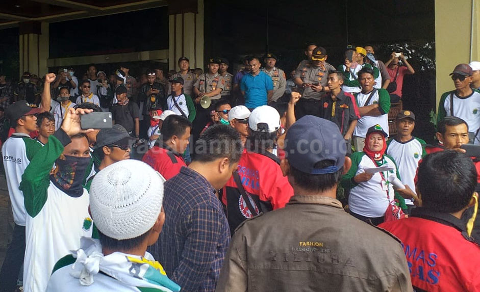 Massa Demo, Tuntut Penambangan Pasir GAK Dihentikan