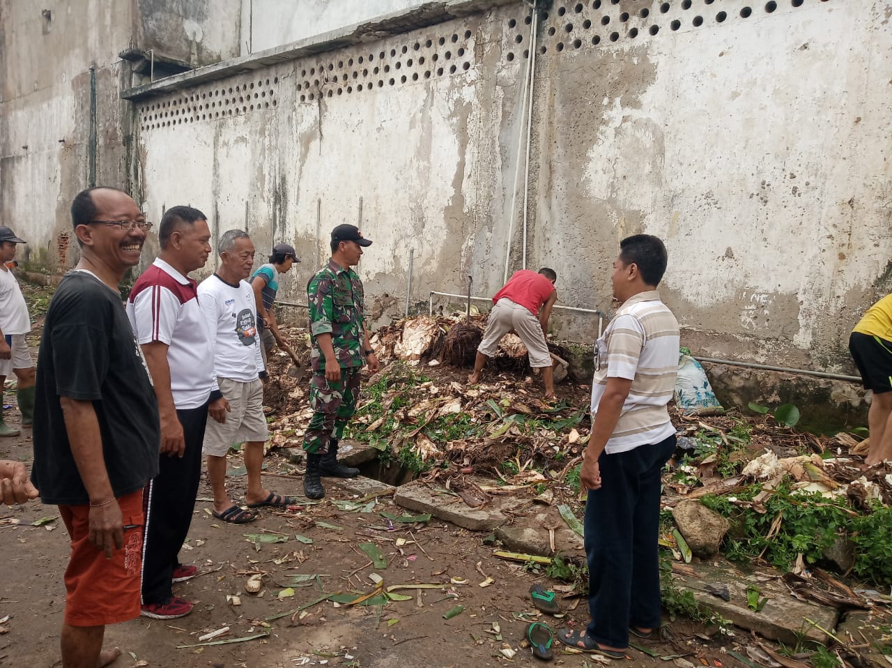 Babinsa Panjang Utara Laksanakan Gotong Royong