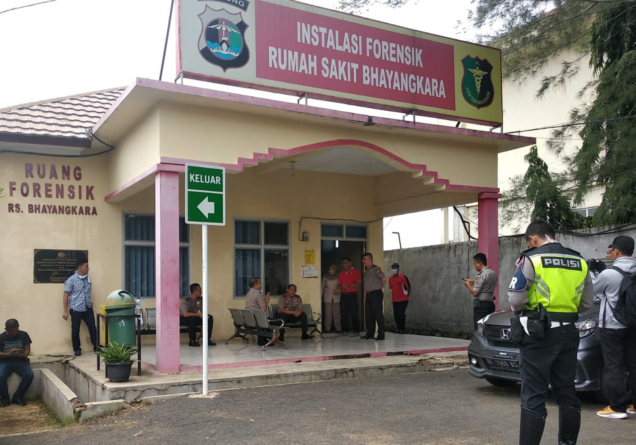Wakapolda Lampung Tinjau Jenazah Anggota Polisi yang Tewas Dikeroyok