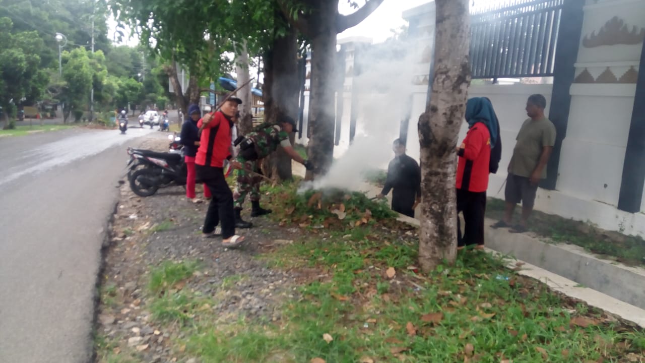 Babinsa Sumur Putri Gotong Royong Bersama Warga