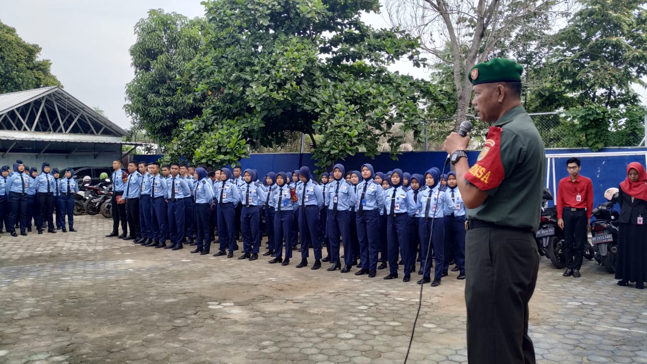 Babinsa Rajabasa Laksanakan Pembinaan Ketahanan di SMK CAT