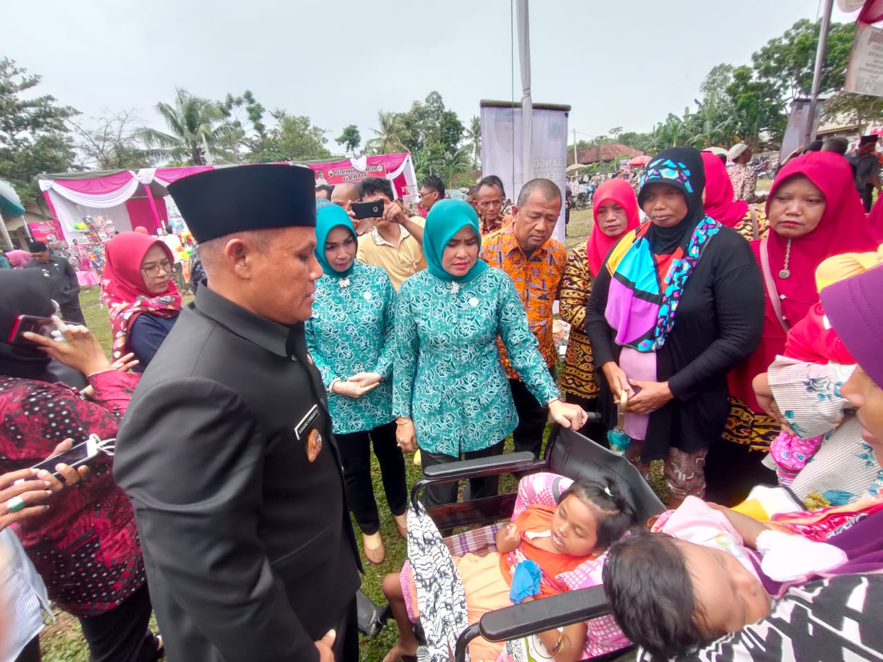 Nanang Bantu Penderita Difabel Saat Musrenbang Natar