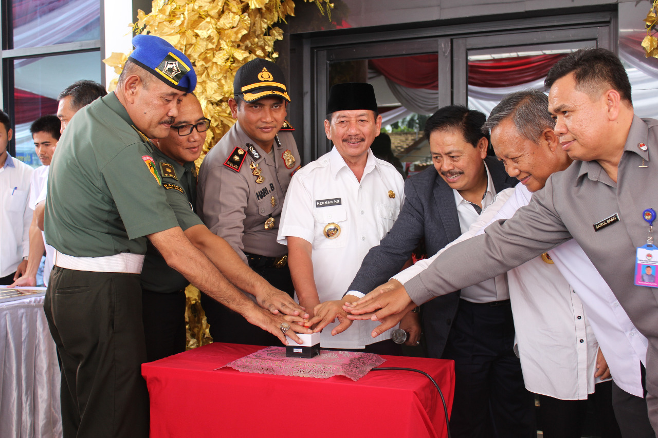 Kasdim 0410/KBL bersama Wali Kota Resmikan Kantor Perpustakaan