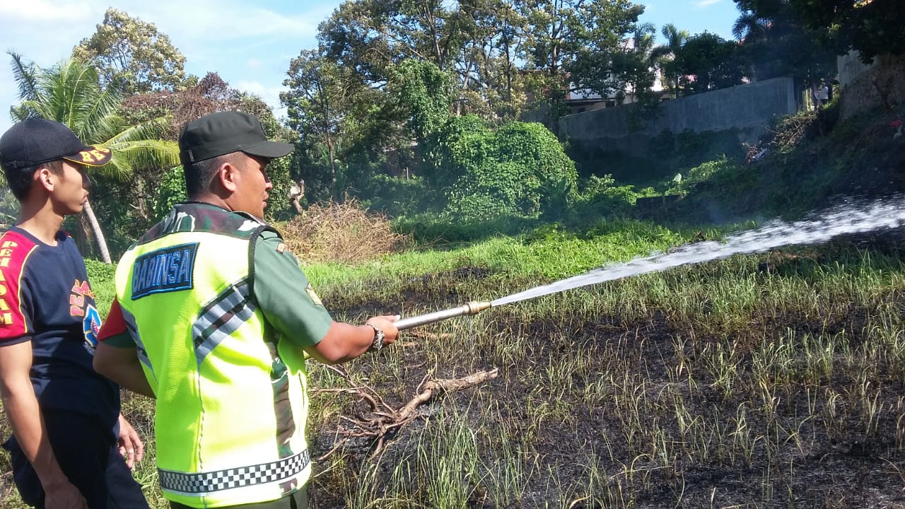 Babinsa Sumur Batu Bantu BPBD Bandarlampung