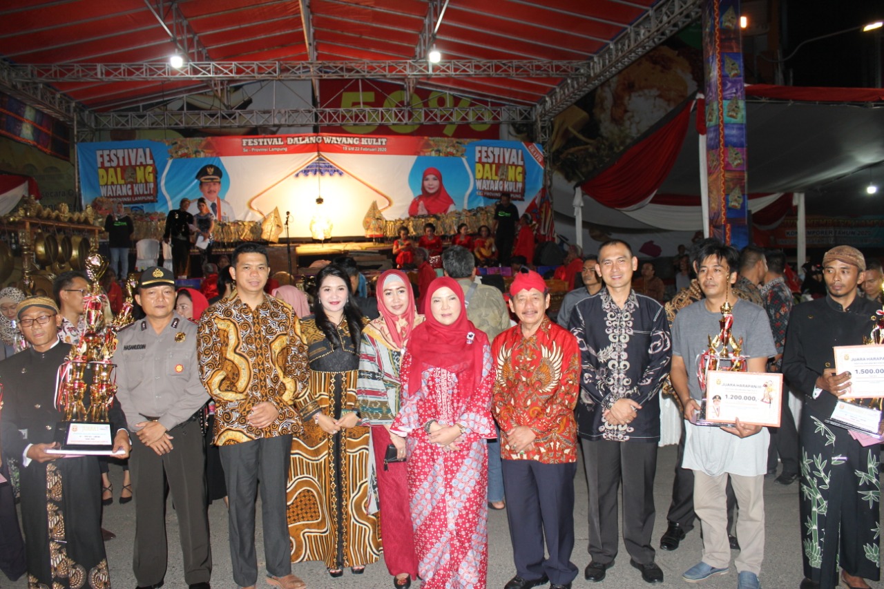 Bersama Istri, Dandim 0410/KBL Hadiri Penutupan Festival Dalang Wayang Kulit