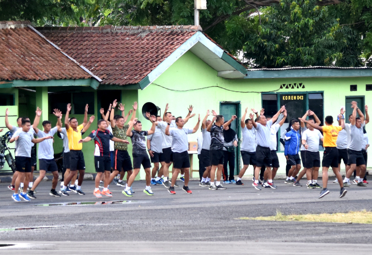 Anggota Korem 043/Gatam Rutin Olahraga Bersama