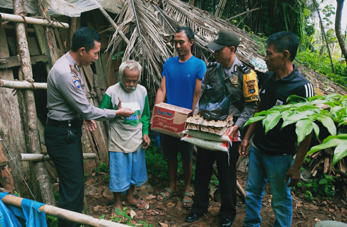 Kapolsek Datangi Warga yang Tinggal di Rumah tak Layak Huni