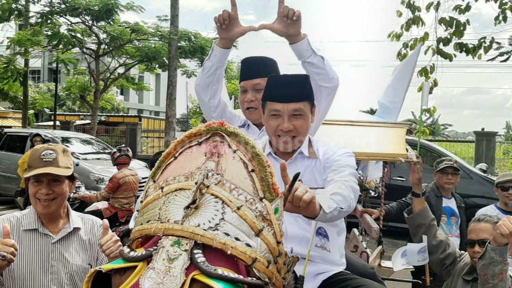 Gunakan Andong Waru Tiba di KPU