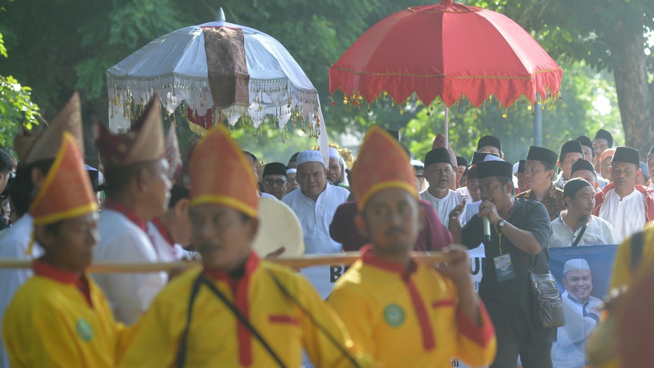 Diarak, Firman-Bustomi Serahkan 55.555 Dukungan ke KPU