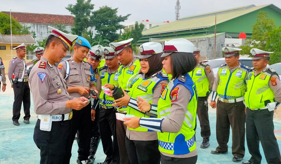 Periksa Dokumen dan Sikap Tampang Personel Polres