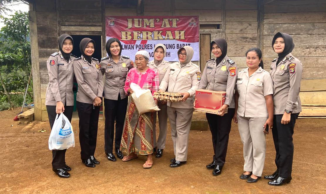 Jumat Berkah, Polwan Bantu Nenek di Balikbukit