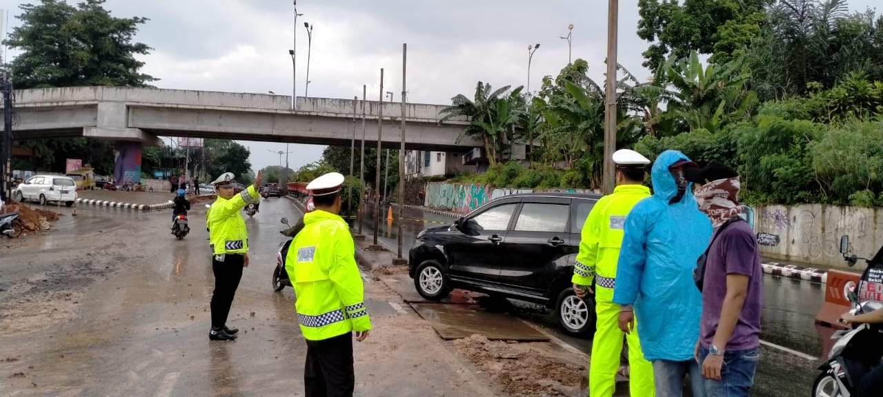 Cegah Kemacetan Pembongkaran SPAM, Polisi Terapkan Contraflow di Jl. Z.A Pagar Alam