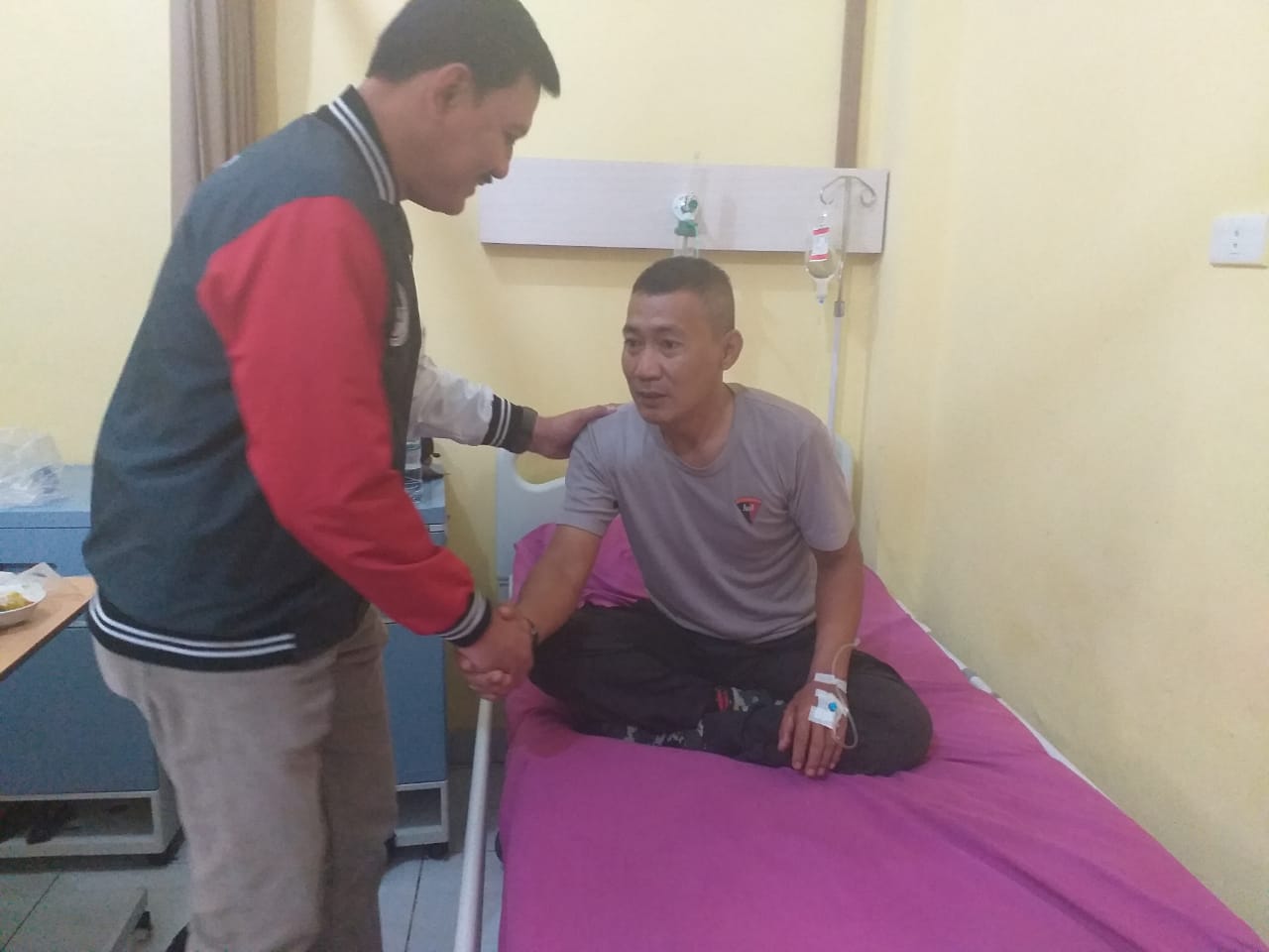Kabid Humas Jenguk Siswa SPN Polda Lampung yang Keracunan